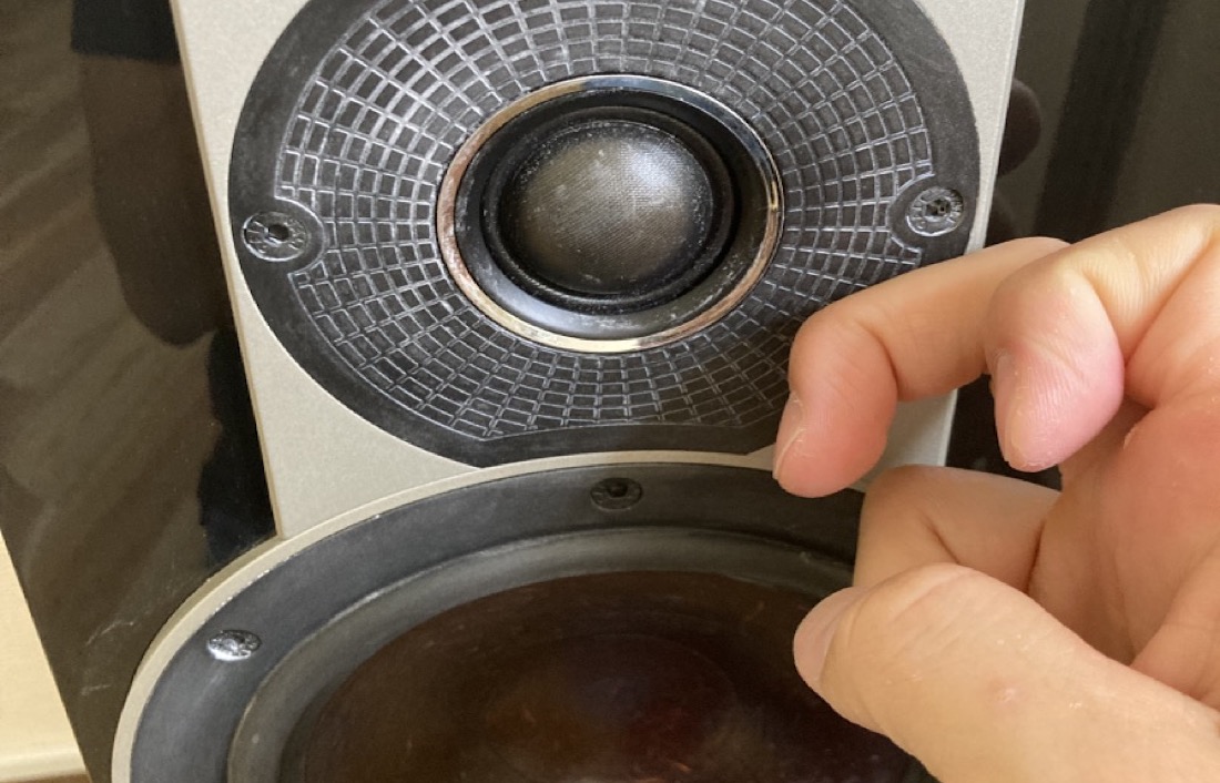 スピーカーの天敵！ゴム部分の劣化したベタベタ、加水分解による